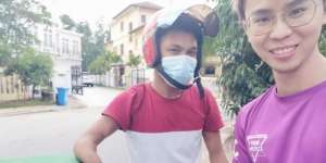 Meski Fisik Terbatas, Driver Ojol Tetap Antarkan Makanan Saat Lockdown