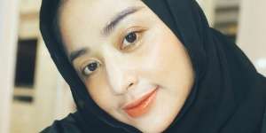 Bikin Pangling, Gaya Dewi Perssik dengan Gamis Bordir Elegan