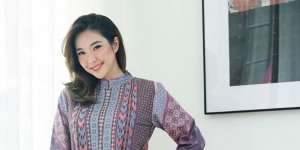 Gisella Anastasia Tampil Kasual Pakai Baju Anticorona