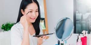 3 Langkah Membuat Square Eyeliner Ala Makeup Artist
