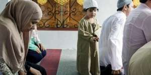 Tingkah Polos Anak Kecil Masuk Sarung Ayah Saat Sholat Berjamaah di Rumah