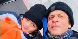 7 Potret Abram, Anak Shah Rukh Khan yang Lancar Sholat di Usia 6 Tahun