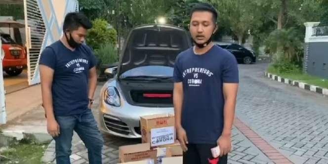 Crazy Rich Surabaya Bagi-bagi Sembako, Uang Rp1 Juta Diselip di Kardus Mie