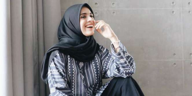 Cuma Nyiram Tanaman, Nycta Gina Anggun Bergaun Satin