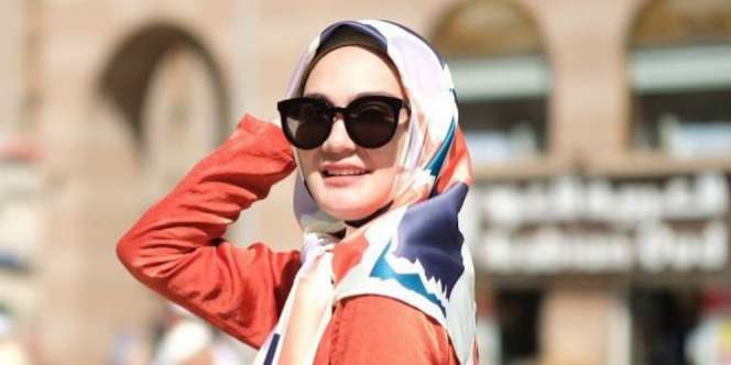 Dapat Hadiah Mukena, Tampilan Lina Maya Bikin Adem!