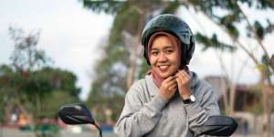 4 Kesalahan Sepele Ini Kerap Dilakukan Hijaber Saat Naik Motor
