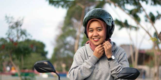 4 Kesalahan Sepele Ini Kerap Dilakukan Hijaber Saat Naik Motor