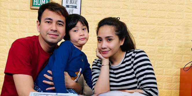 Pamer Tumpukan Uang Rp1 Miliar, Raffi Ahmad dan Nagita Slavina Bagi-Bagi THR