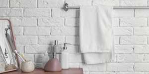 Benarkah Tidak Boleh Meninggalkan Pakaian di Dalam Kamar Mandi?