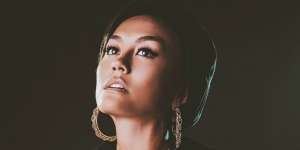 Lagi Kasmaran, Agnez Mo Tak Sungkan Nari di Tengah Jalan Bersama Kekasih
