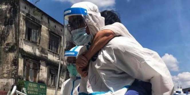 Tetap Berpuasa, 2 Petugas Medis Kuat Gendong Pasien Covid-19 Lansia