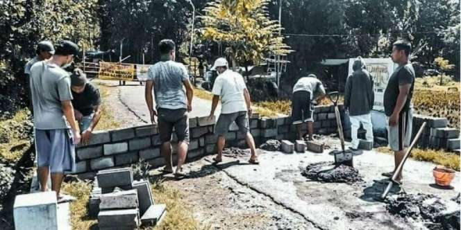 Takut Covid-19, Dua Desa di Malang Saling Bangun Dinding Pemisah di Jalanan