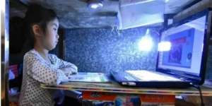 Bikin Mewek, Kisah Bocah Belajar di Bawah Meja Dagangan Ibu