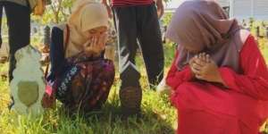 Kisah Pilu di Balik Foto Gadis Yatim Piatu di Makam Ibunda