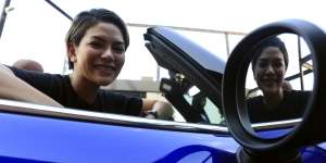 Nikita Mirzani Lelang Mini Cooper Buat Bantu Korban PHK