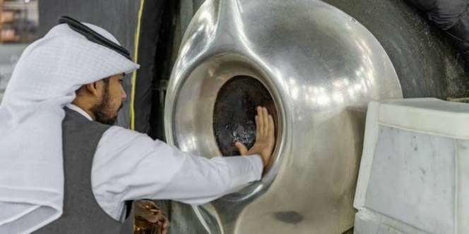 Pandemi Corona, Kabah dan Hajar Aswad Dicuci serta Diberi Parfum 5 Kali Sehari
