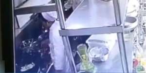 Ih Jorok! Koki Ini Terekam CCTV Ludahi Masakan