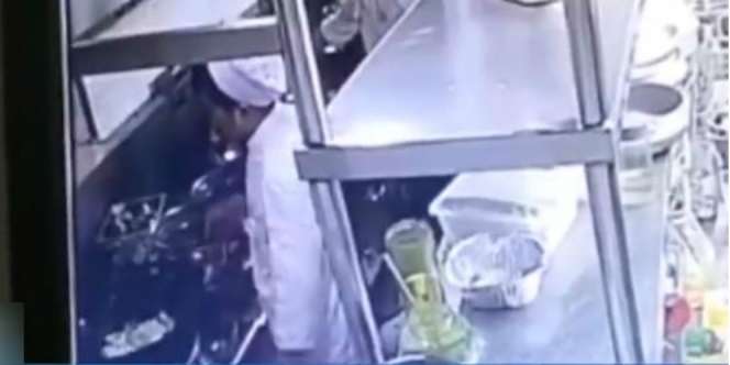 Ih Jorok! Koki Ini Terekam CCTV Ludahi Masakan