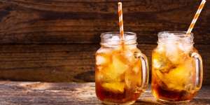 Es Teh Manis dengan Gelas Berembun & Deretan Minuman Segar Godaan Puasa Ramadan