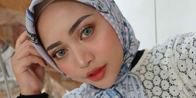 Tutorial Hijab Pashmina Silang ala Rachel Vennya