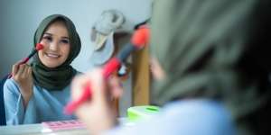 Tutorial Makeup 5 Detik Agar Tampil Segar di Video Conference