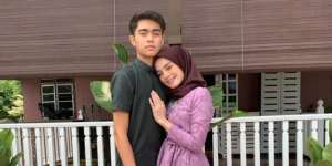 Alamak! Dikira Foto Bareng Pacar, Wanita Cantik Itu Ternyata Ibunya