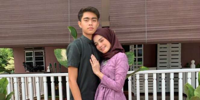 Alamak! Dikira Foto Bareng Pacar, Wanita Cantik Itu Ternyata Ibunya