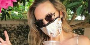 Masker Unik dengan Lubang Sedotan Bisa untuk Minum
