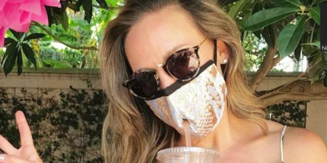Masker Unik dengan Lubang Sedotan Bisa untuk Minum