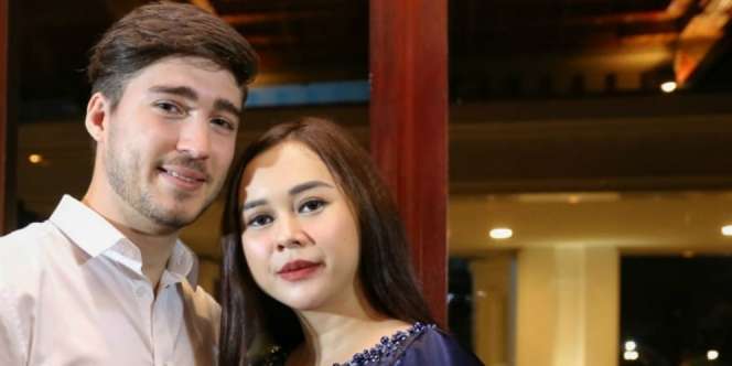 Suami Aura Kasih Sempat Ngambek Di-Unfollow di Instagram