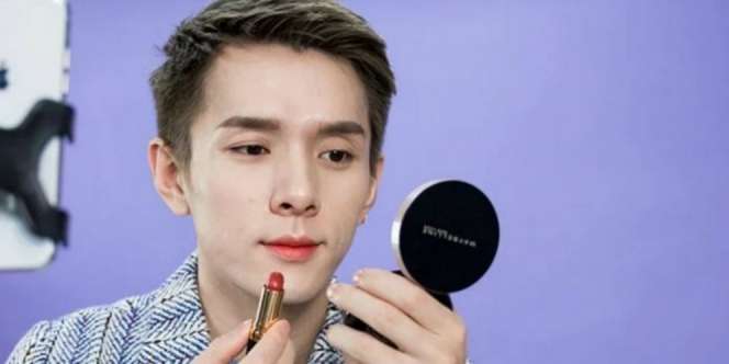 Viral Pria 'Berbibir Besi' di China, Pecahkan Rekor Pakai Lipstick
