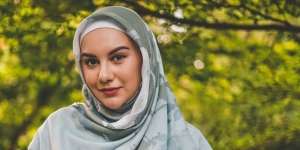 Potret Anggun Irish Bella Lakukan Virtual Photoshoot