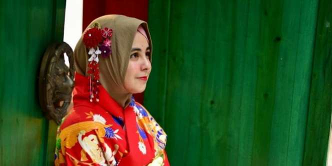 Cantiknya Risty Tagor Padukan Kimono dengan Hijab