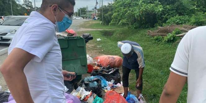 Video Memilukan Kakek Mengais Tumpukan Sampah untuk Cari Makanan