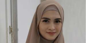 Gaya Baju Lebaran Simpel untuk Keluarga ala Donita