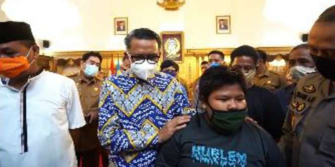 Diundang Gubernur Sulsel, Bocah Penjual Jalangkote Diberi Beasiswa 3 Tahun