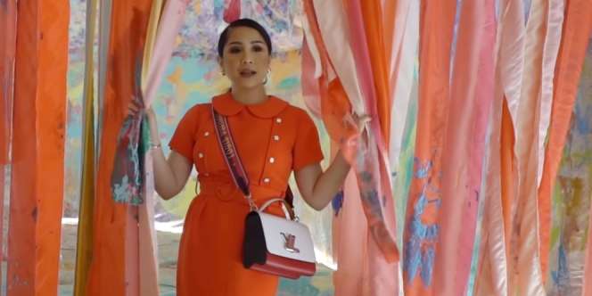 Nagita Slavina Cuci Pakaian di Papan Penggilesan: `Segini Doang'