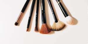 Bahaya Tak Bersihkan Kuas Makeup