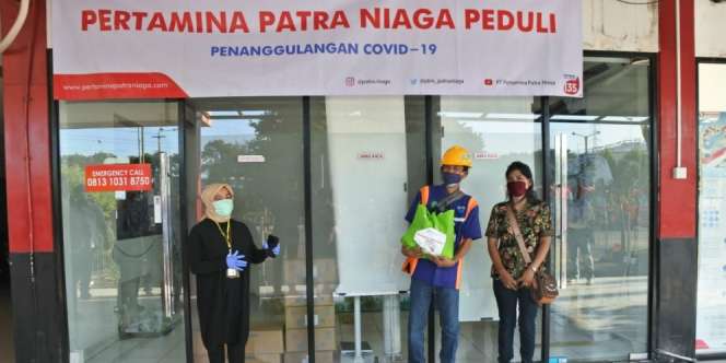 Pertamina Patra Niaga Bagi Ribuan Sembako untuk Keluarga Awak Mobil Tangki