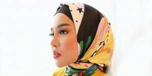 Gaya Medina Zein Padukan Hijab Outfit dengan Selimut Hermes Rp23 Juta