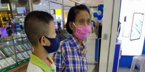 Demi Kelas Online Cucu, Nenek Lakukan Hal Menyentuh 