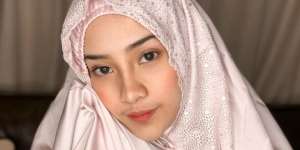 Anya Geraldine Pakai Mukena: 'Ada yang Bening Tapi Bukan Air Wudhu'