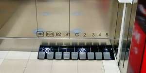 Kondisi 'The New Normal' Saat Main ke Mal, Tombol Lift Diganti dengan Pedal