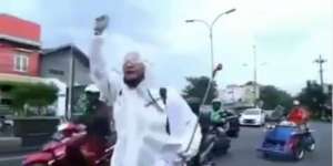 Warga Tak Patuhi PSBB, Pria di Pasuruan Bikin Aksi Keprihatinan