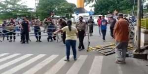 Viral Pedagang Seret Besi Pembatas Saat Penertiban PSBB, Ini Fakta Sebenarnya