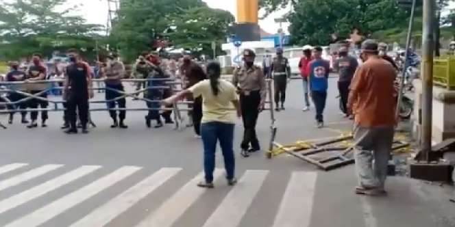Viral Pedagang Seret Besi Pembatas Saat Penertiban PSBB, Ini Fakta Sebenarnya