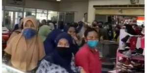 Video Warga Berlarian Masuk Mal di Rangkas Bitung Saat Pintu Baru Dibuka