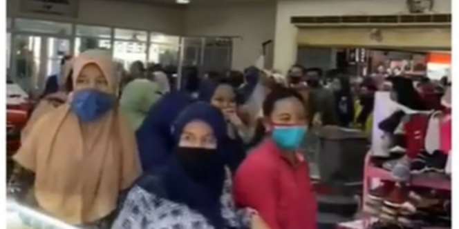Video Warga Berlarian Masuk Mal di Rangkas Bitung Saat Pintu Baru Dibuka