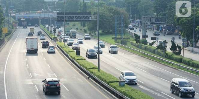 Polisi Perketat Ruas Jalan Tol Jakarta: 74.000 Kendaraan Dipaksa Putar Balik