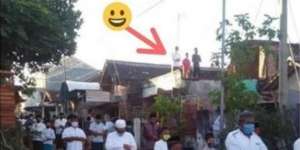 Nyeleneh, Orang Ini Pilih Tempat Sholat Berjamaah Antimainstream